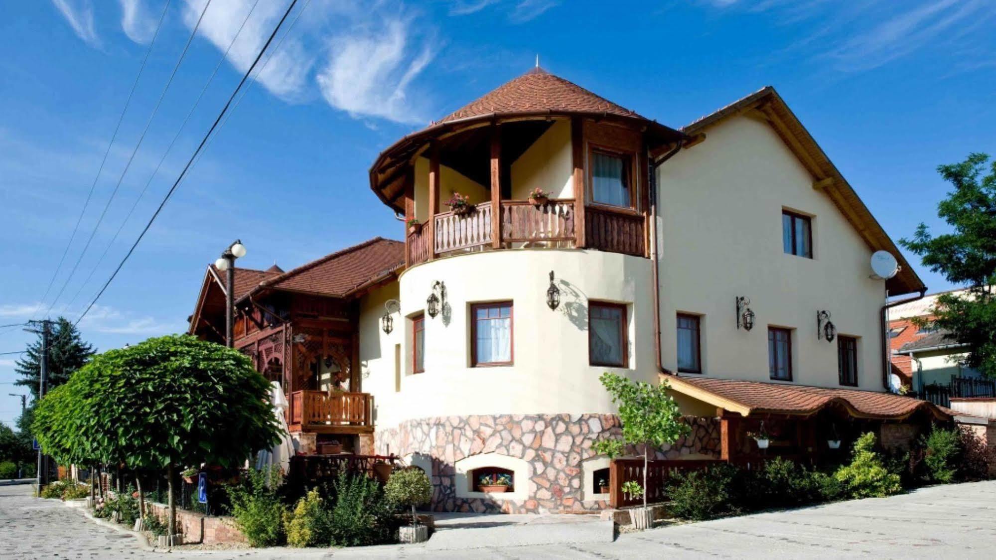 Hotel Nyilas Fogado Nyíregyháza Exterior foto