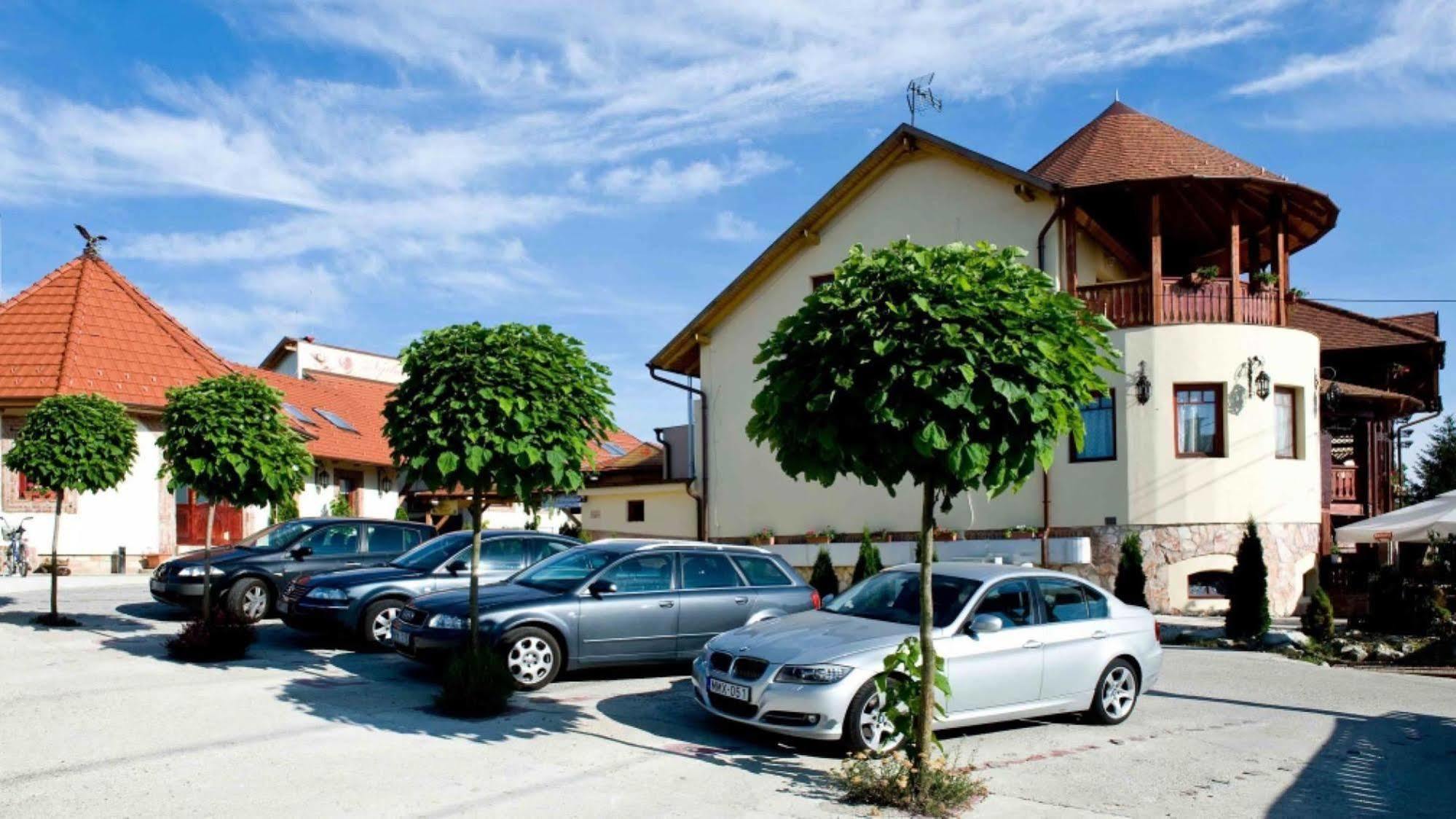 Hotel Nyilas Fogado Nyíregyháza Exterior foto