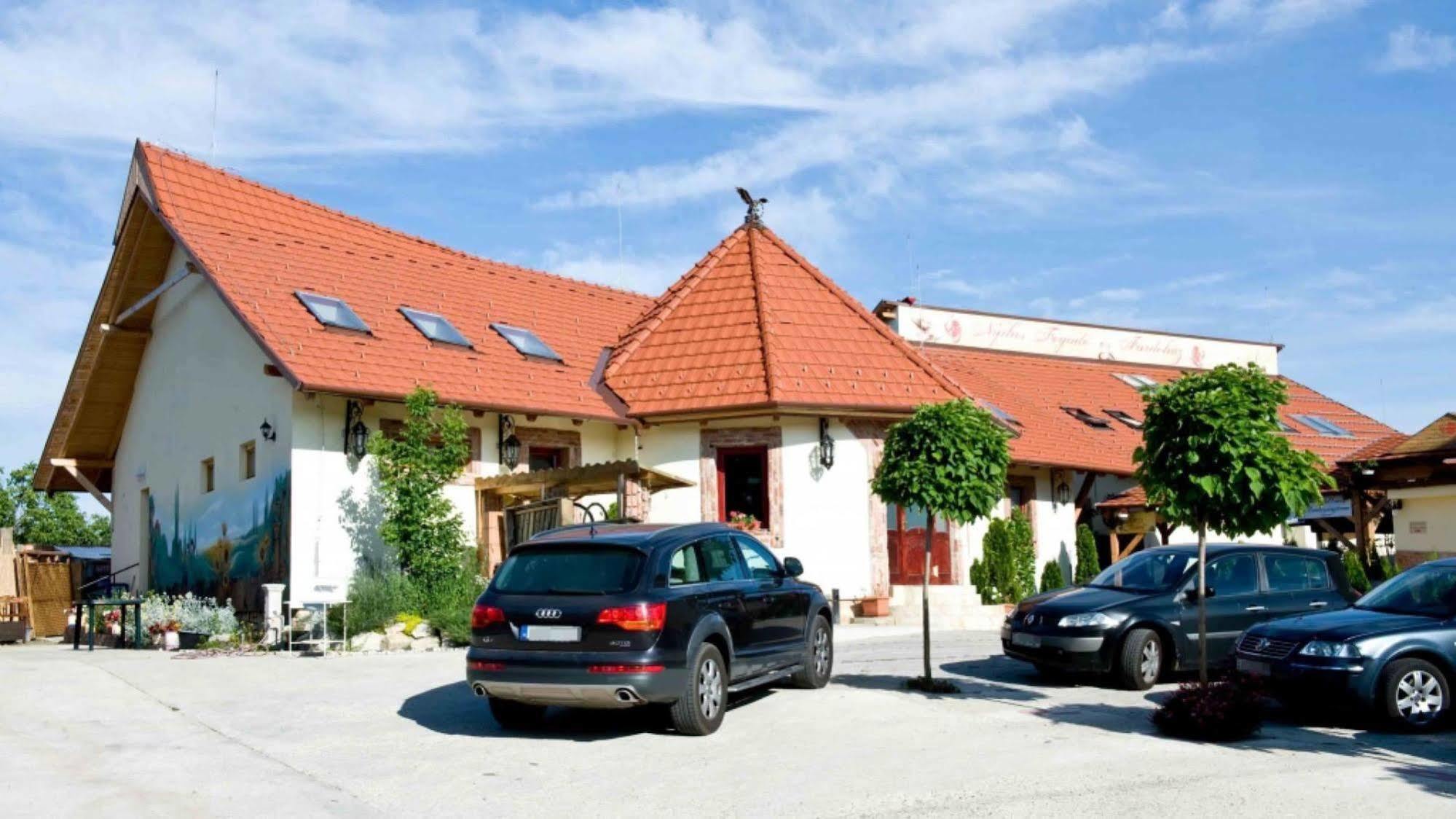 Hotel Nyilas Fogado Nyíregyháza Exterior foto