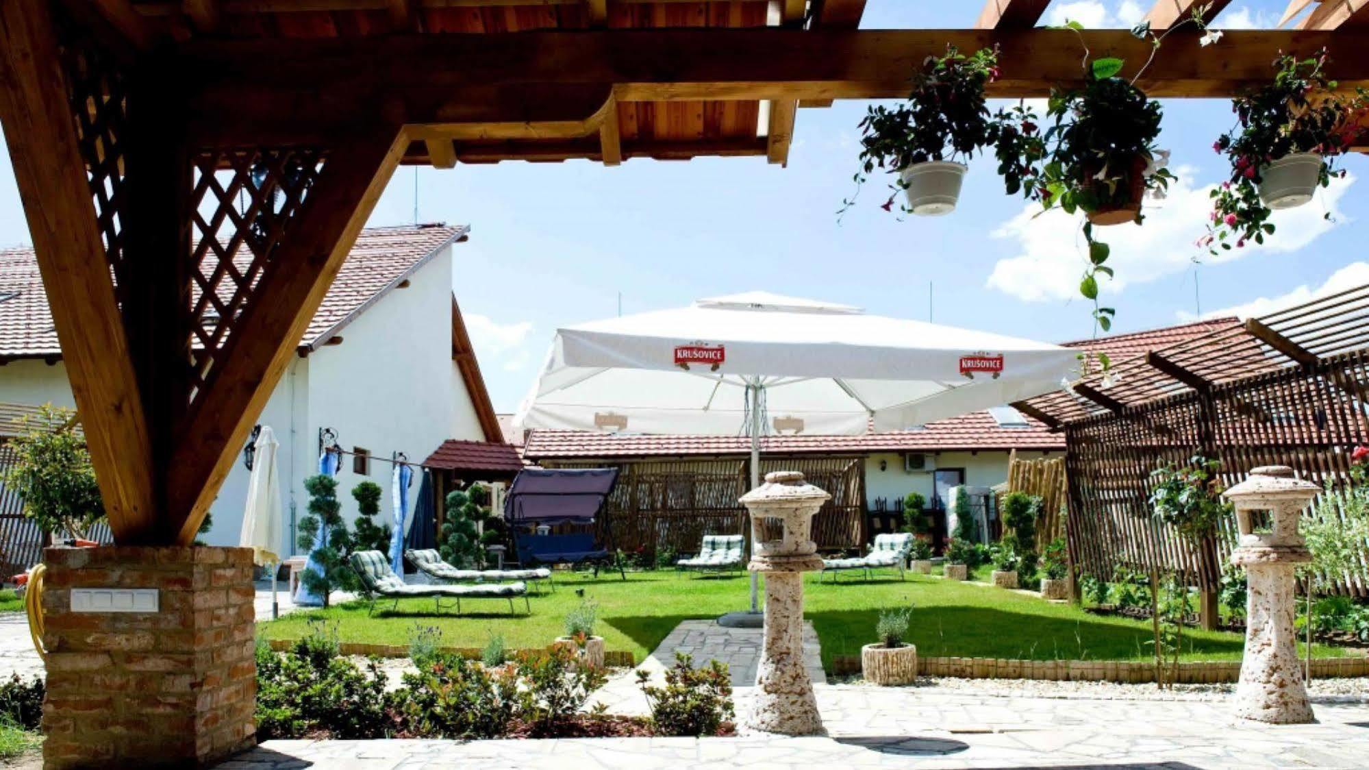 Hotel Nyilas Fogado Nyíregyháza Exterior foto